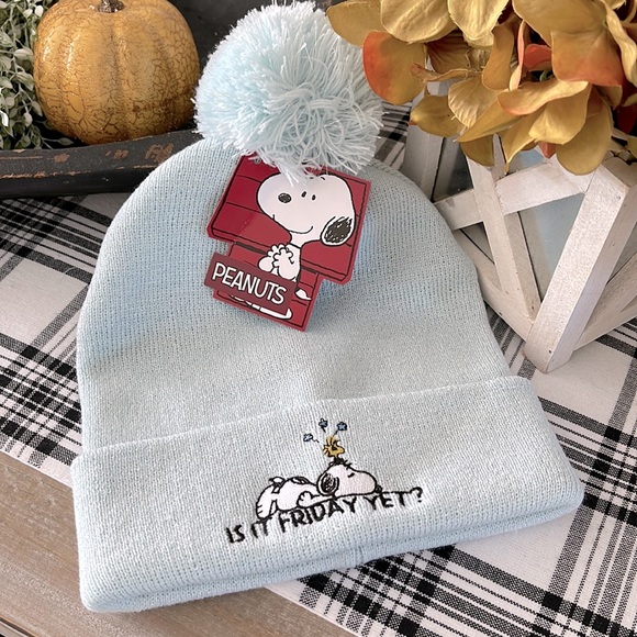 🆕☃️❄️PEANUTS SNOOPY “IS IT FRIDAY YET?” POM POM BEANIE/UNISEX - Picture 2 of 6